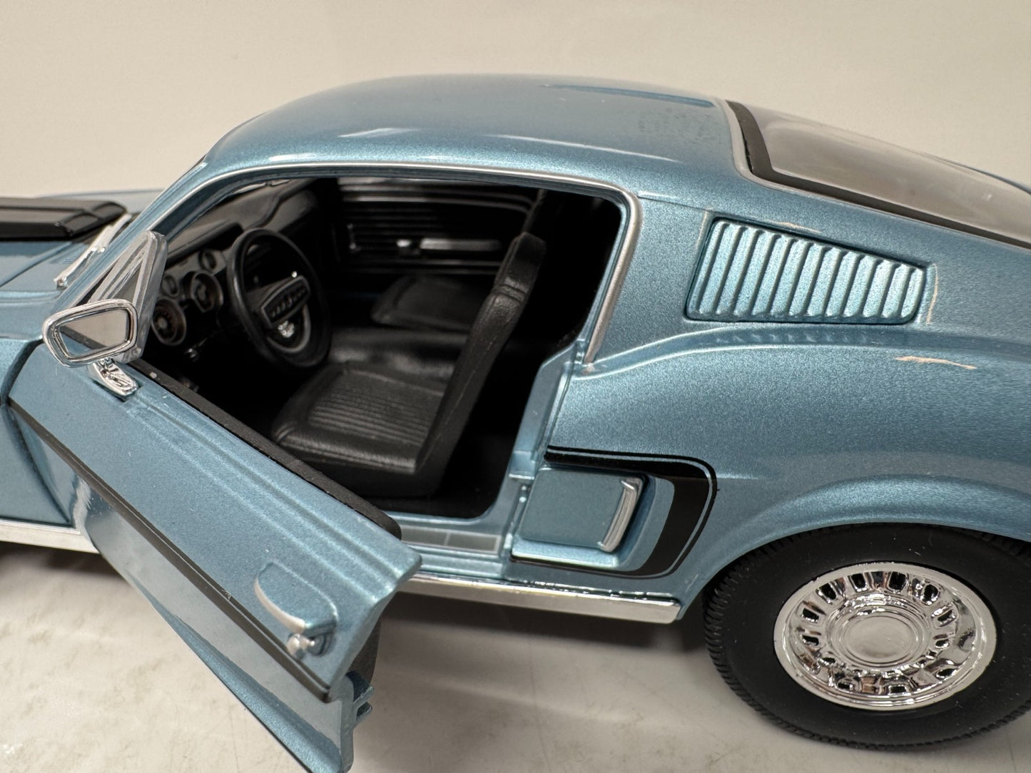 Maisto 1968 Ford Mustang GT Cobra Jet 1:18 Diecast Special Edition