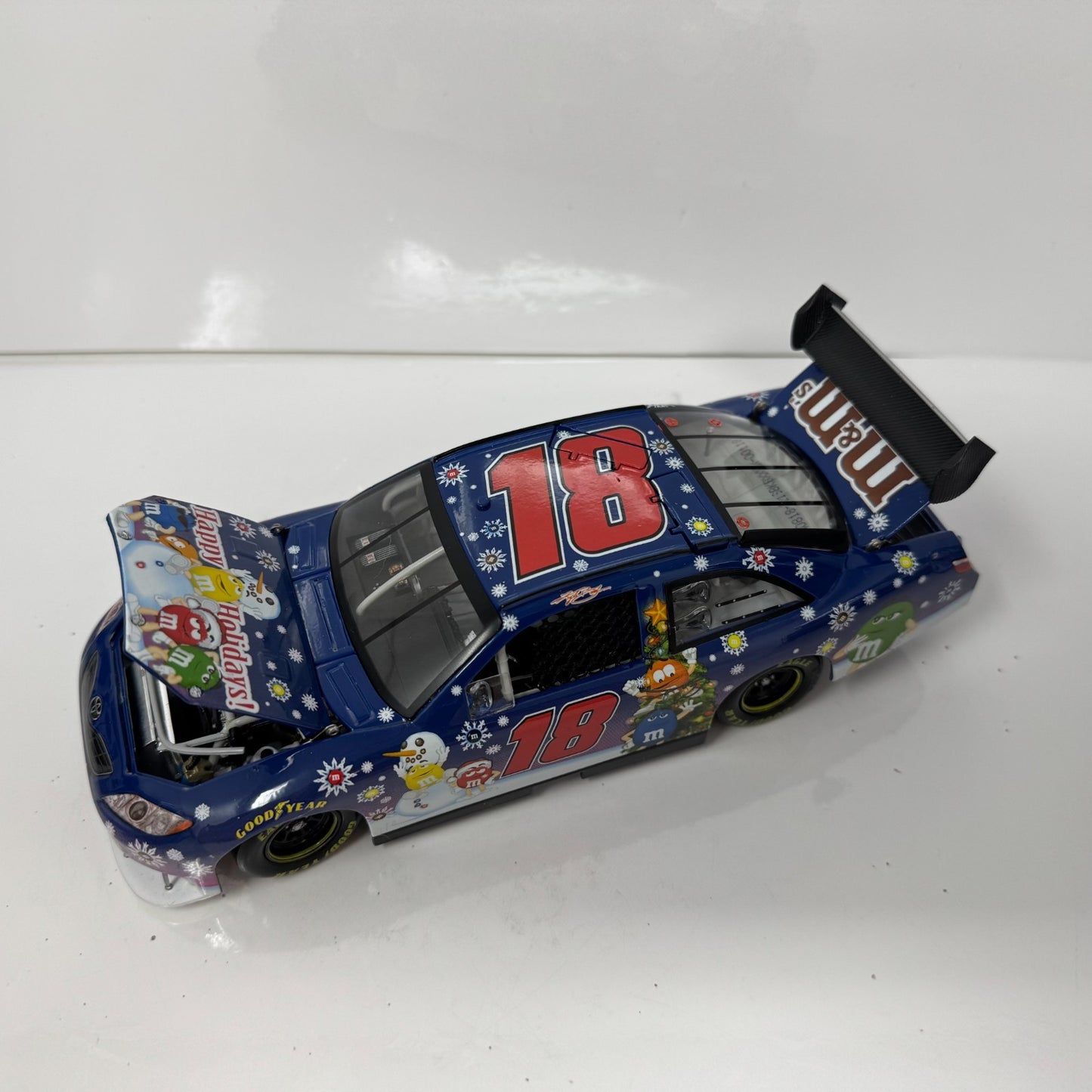 Action NASCAR #18 Kyle Busch M&M's Holiday 2008 Camry 1:24 Diecast SERIAL #118
