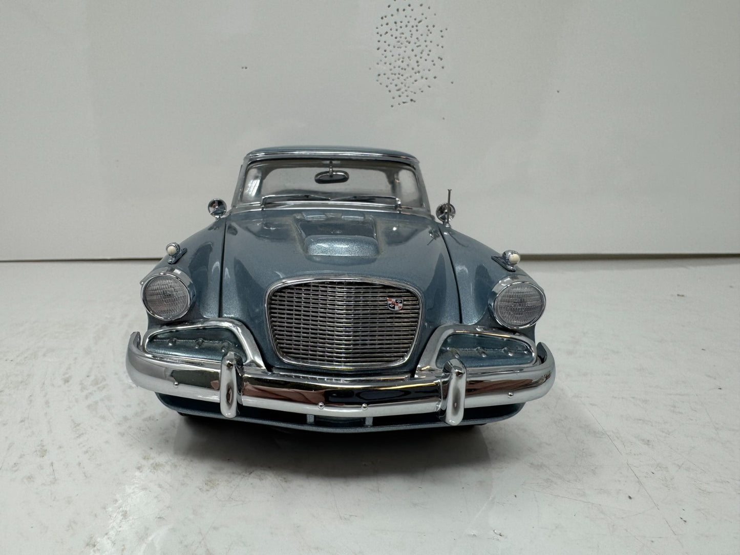 Yat Ming Road Signature 1958 Studebaker Golden Hawk 1:18 Diecast Coin Edition