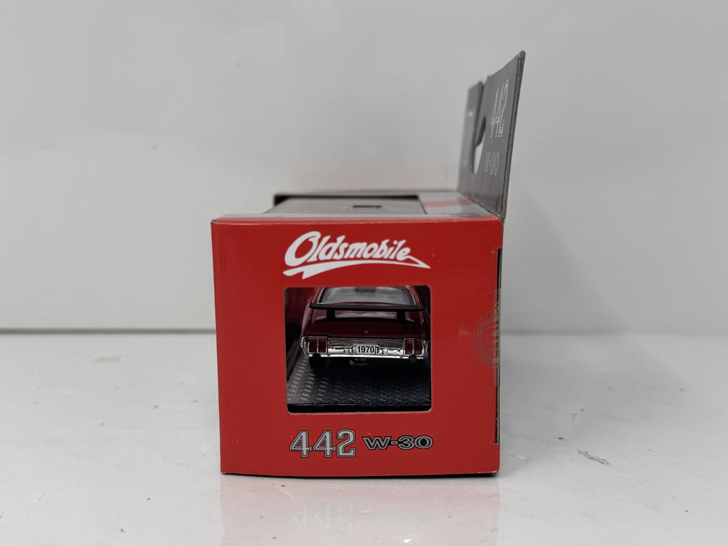 M2 Machines 442 W-30 1970 Oldsmobile Cutlass 442 W-30 1:64 Diecast