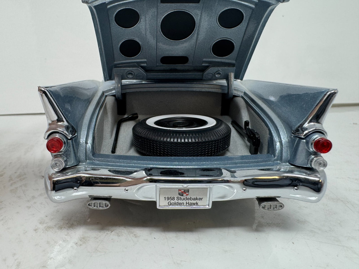 Yat Ming Road Signature 1958 Studebaker Golden Hawk 1:18 Diecast Coin Edition