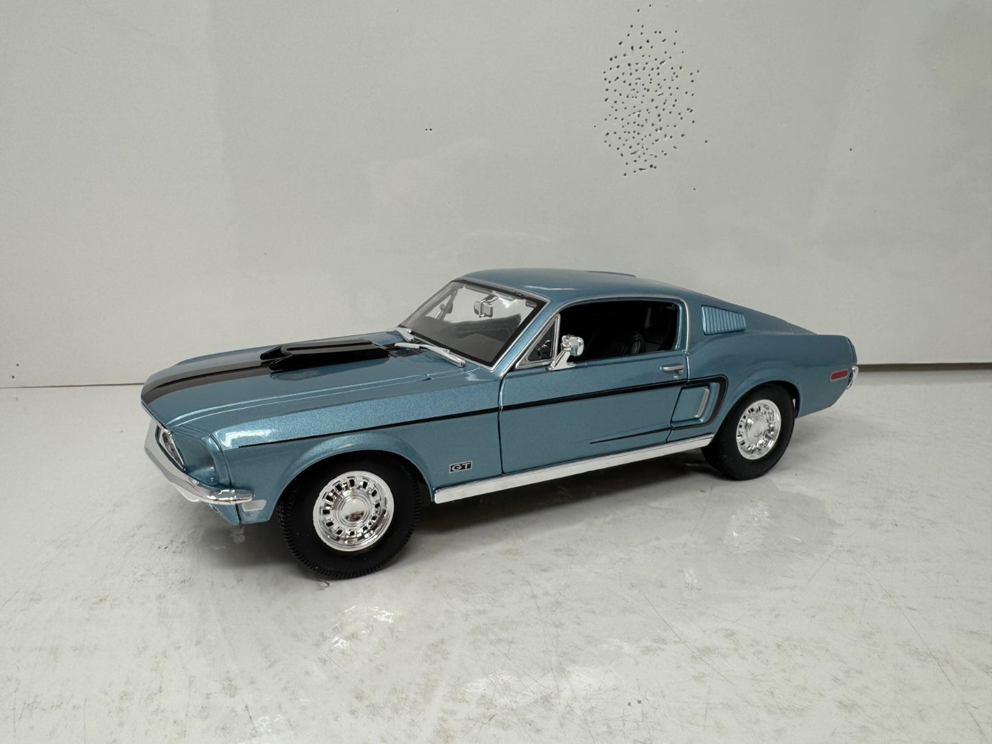 Maisto 1968 Ford Mustang GT Cobra Jet 1:18 Diecast Special Edition