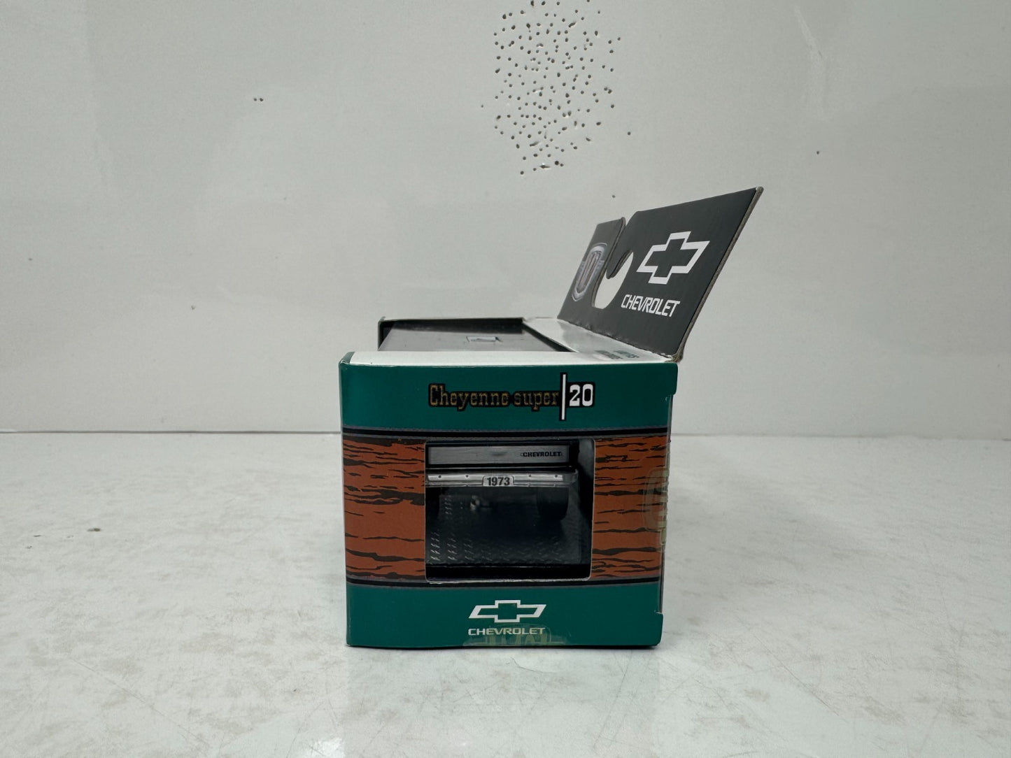 M2 Machines 1973 Chevrolet Cheyenne Super 30 1:64 Diecast