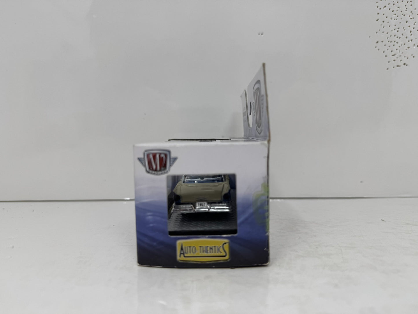 M2 Machines Auto Thentics 1957 Ford Fairlane 500 1:64 Diecast