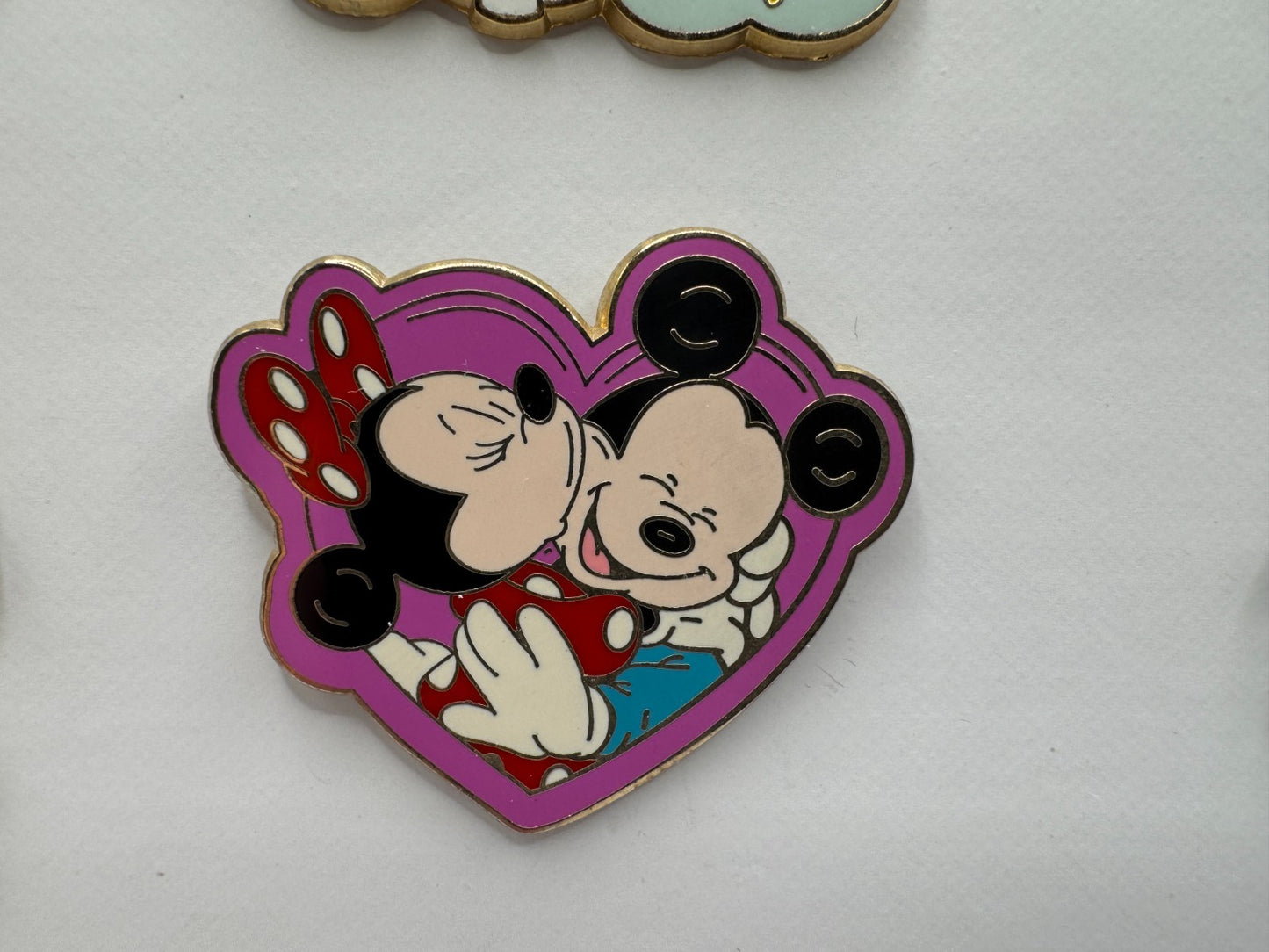 Disney Jerry Leigh Mickey and Minnie Kissing In Heart Trading Pin DC1S7