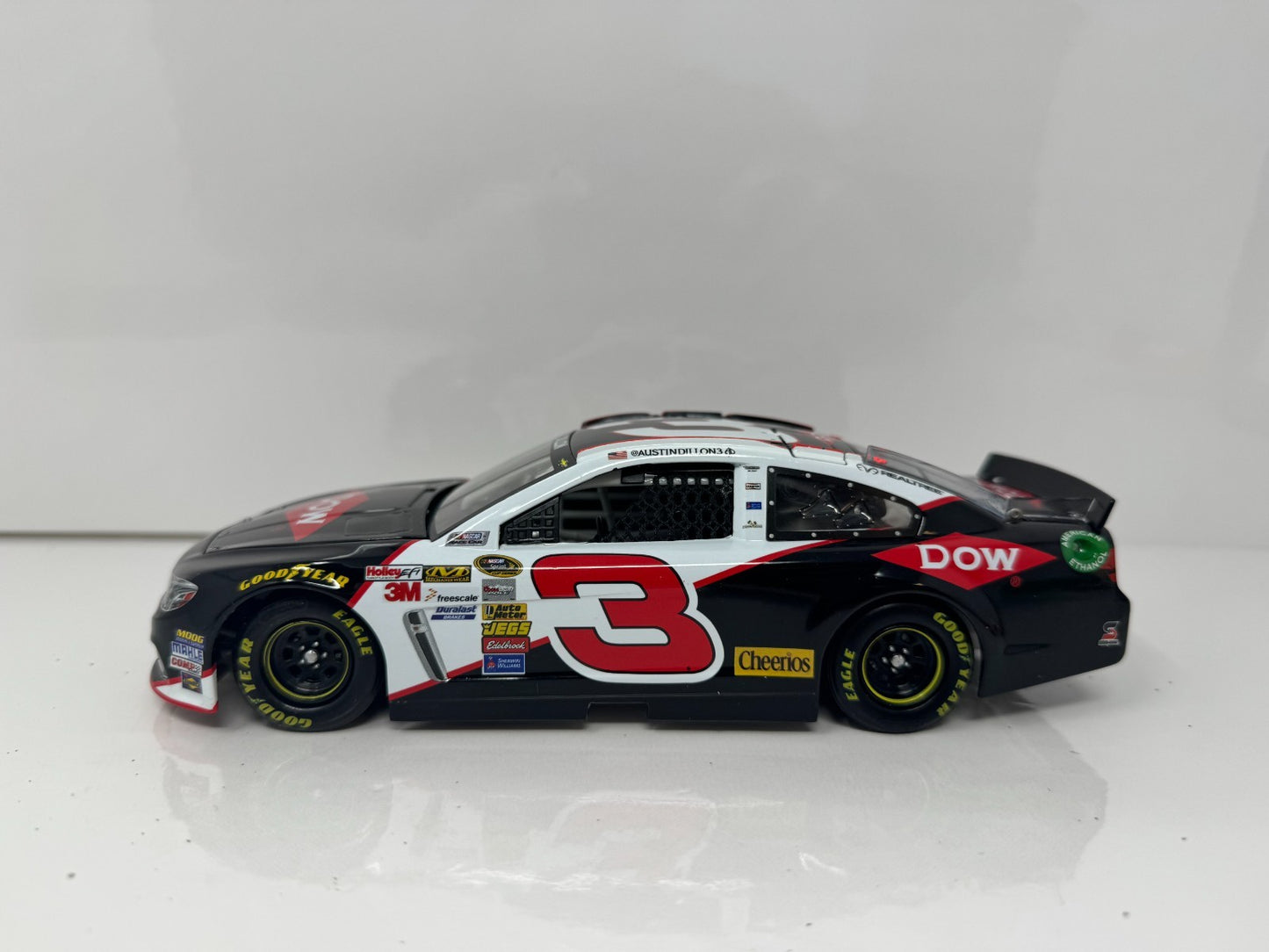 Lionel NASCAR Austin Dillon #3 Dow Automotive 2014 Chevrolet SS 1:24 Diecast