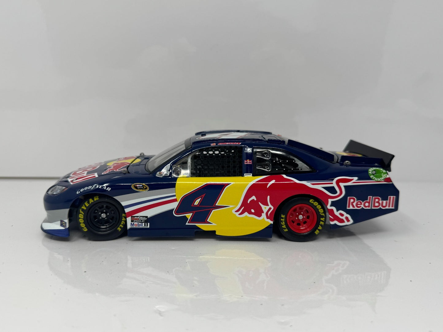 Lionel NASCAR Kasey Kahne #4 Red Bull 2011 Toyota Camry 1:24 Diecast