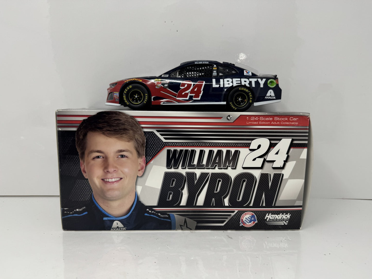 Lionel NASCAR William Byron #24 Liberty University 2018 Chev Camaro 1:24 Diecast
