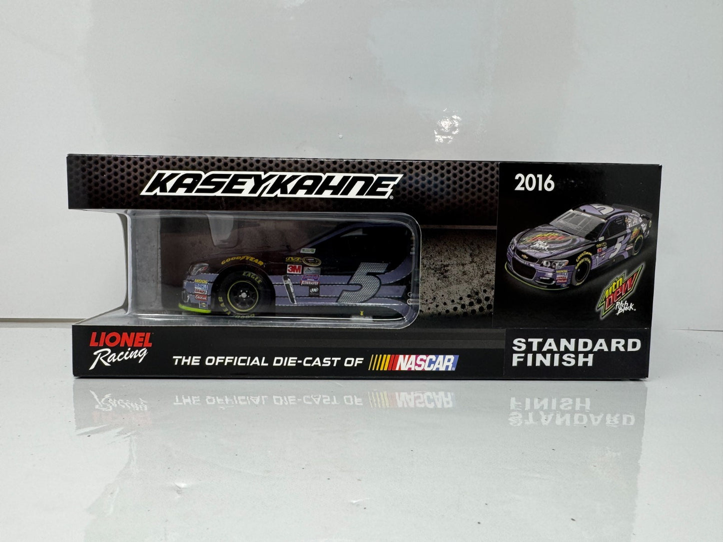 Lionel NASCAR Kasey Kahne #5 Mountain Dew Pitch Black 2016 SS 1:24 Diecast