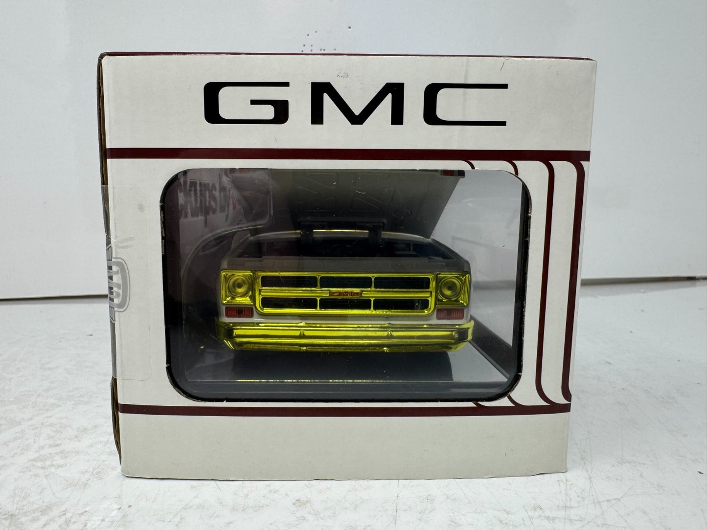 M2 Machines 1976 GMC Sierra Grande 15 Pickup Truck CHASE 1:24 Diecast