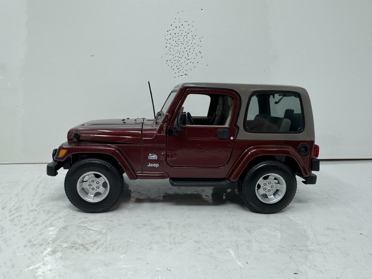 Maisto Special Edition Jeep Wrangler Sahara 1:18 Diecast Maroon Car