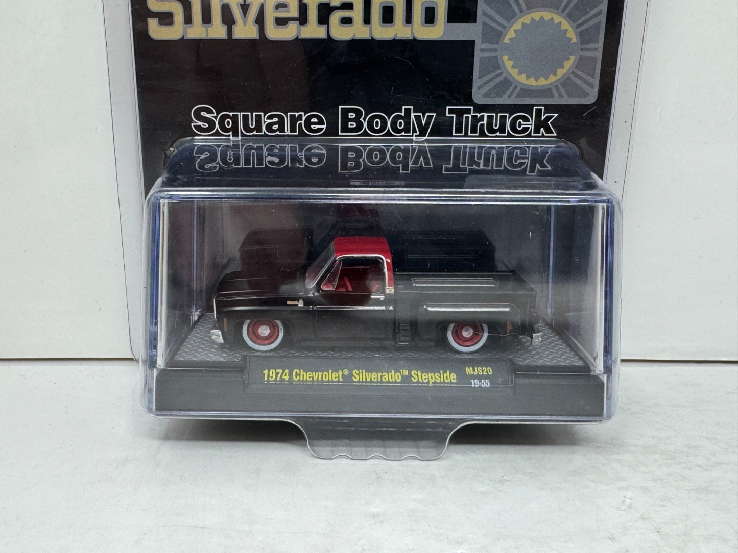 M2 Machines Square Body Truck 1974 Chevrolet Silverado Stepside 1:64 Diecast