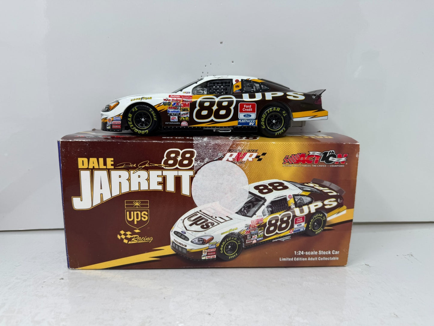 Action Nascar #88 Dale Jarrett UPS 2002 Ford Taurus 1:24 Diecast