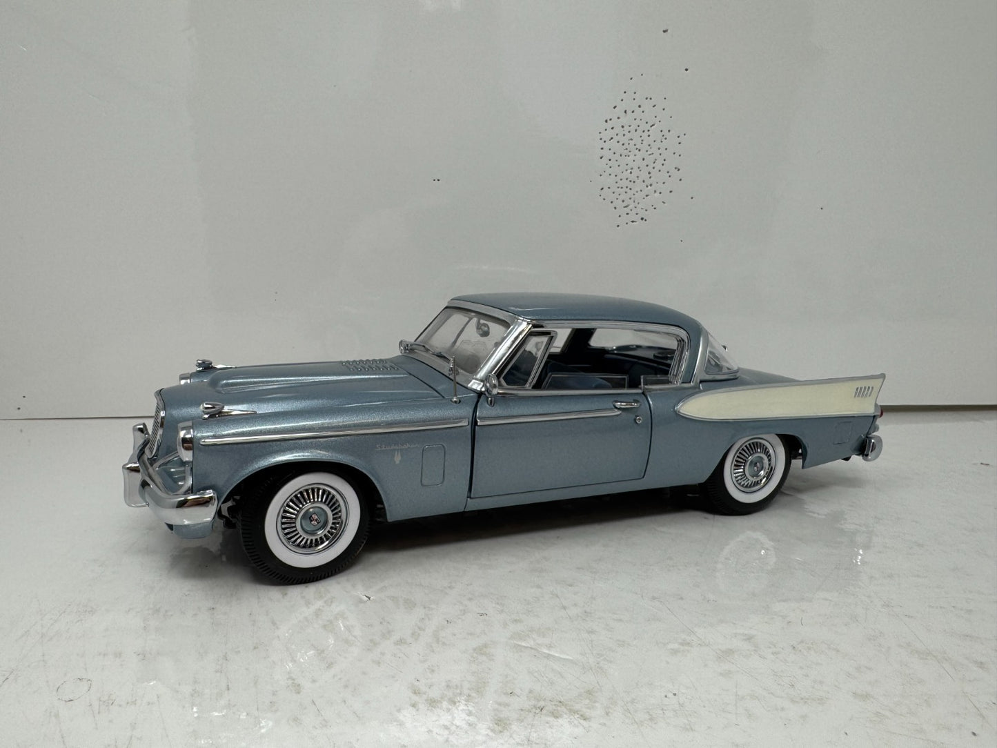 Yat Ming Road Signature 1958 Studebaker Golden Hawk 1:18 Diecast Coin Edition