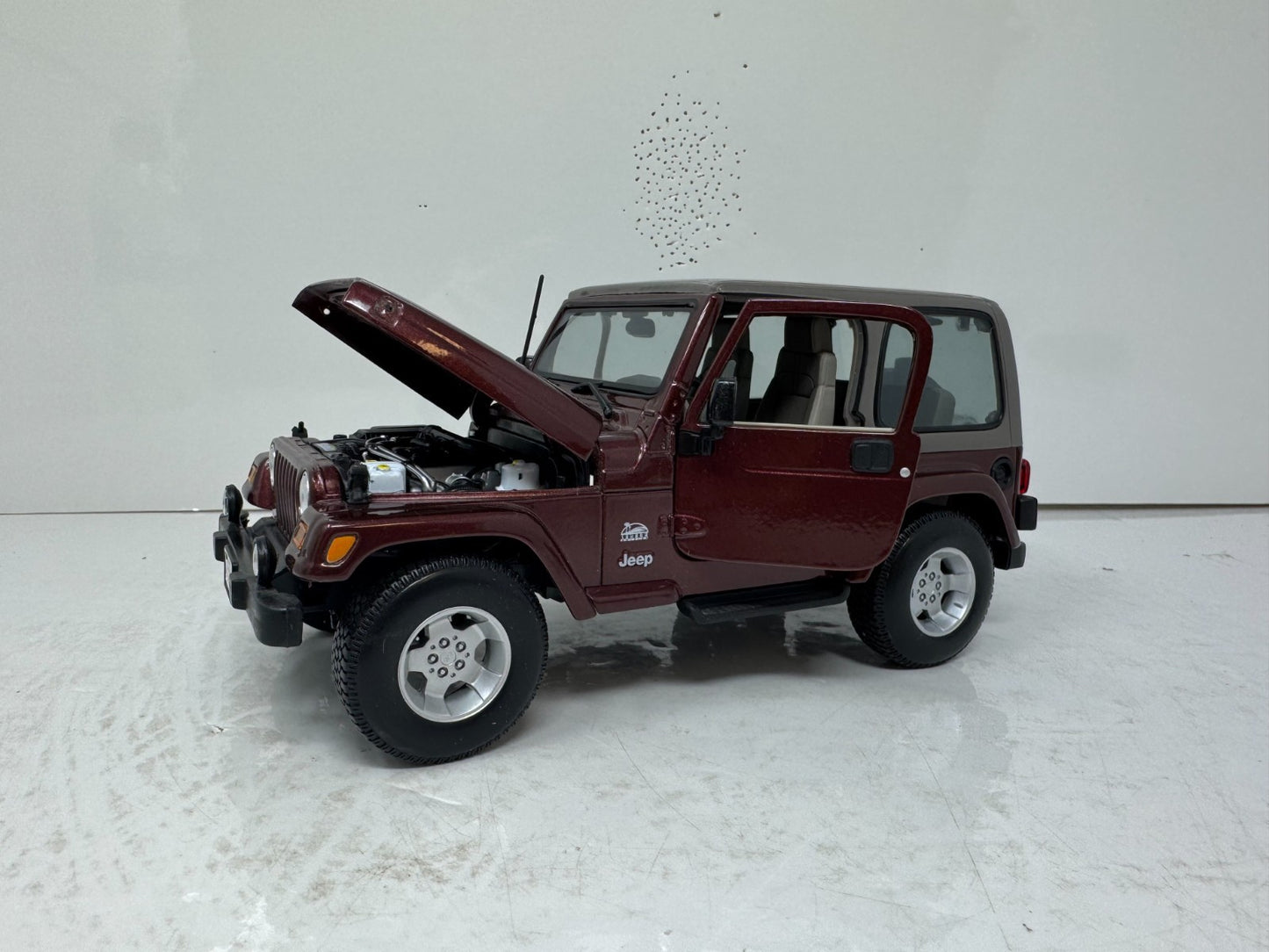 Maisto Special Edition Jeep Wrangler Sahara 1:18 Diecast Maroon Car