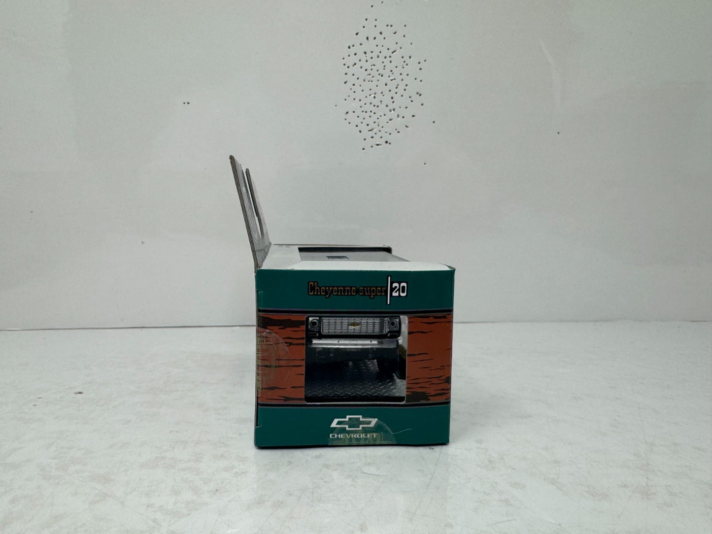 M2 Machines 1973 Chevrolet Cheyenne Super 30 1:64 Diecast