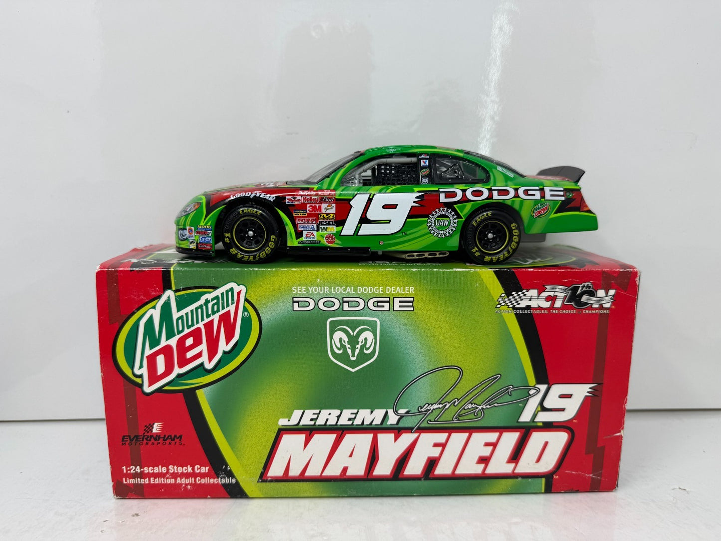 Action Nascar #19 Jeremy Mayfield Mountain Dew 2002 Dodge Intrepid 1:24 Diecast