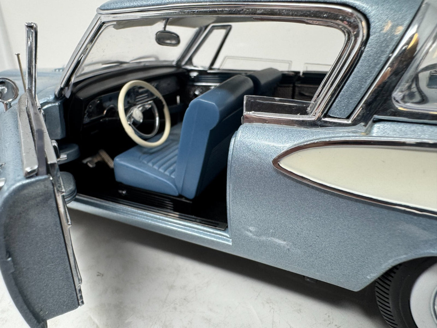 Yat Ming Road Signature 1958 Studebaker Golden Hawk 1:18 Diecast Coin Edition