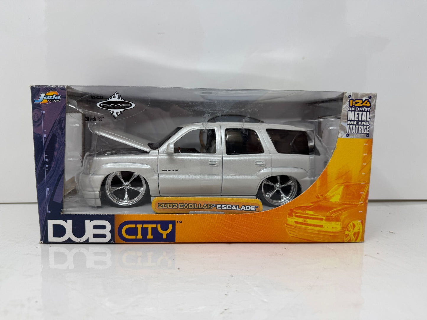 Jada Dub City 2002 Cadillac Escalade 1:24 Diecast KMC Wheels 20 Inch SS Rims