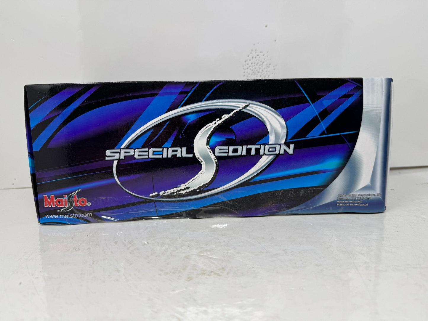 Maisto 1965 Chevrolet Corvette 1:18 Diecast Special Edition