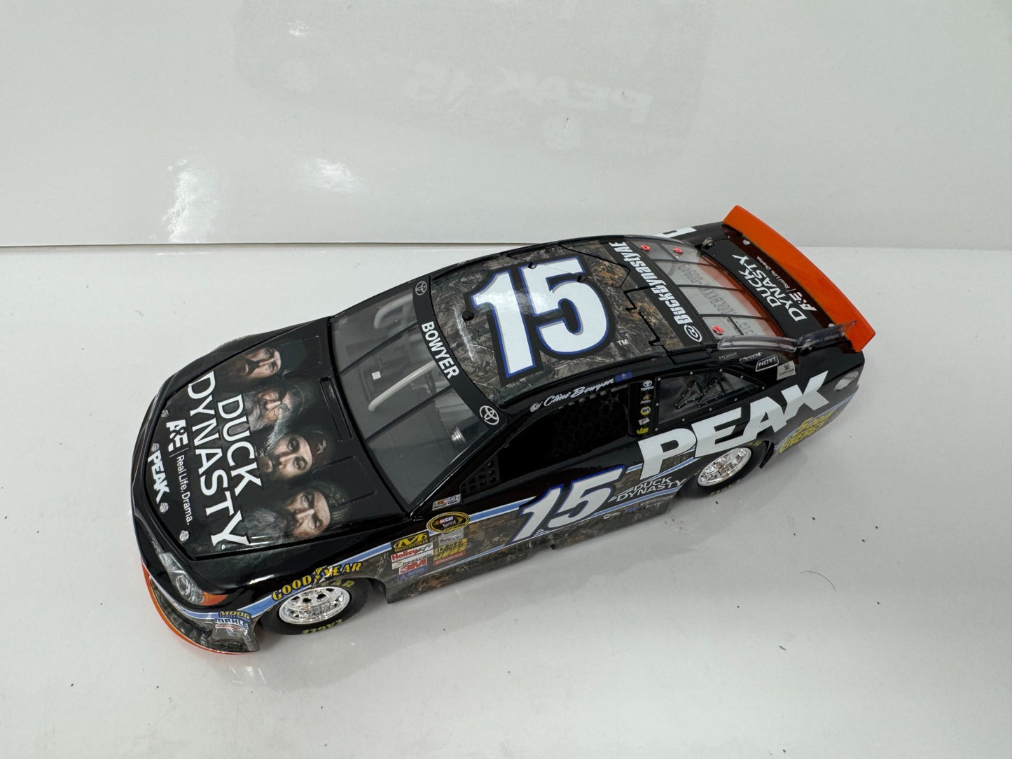 Action NASCAR Clint Bowyer #15 Peak Duck Dynasty 2013 Toyota Camry 1:24 Diecast