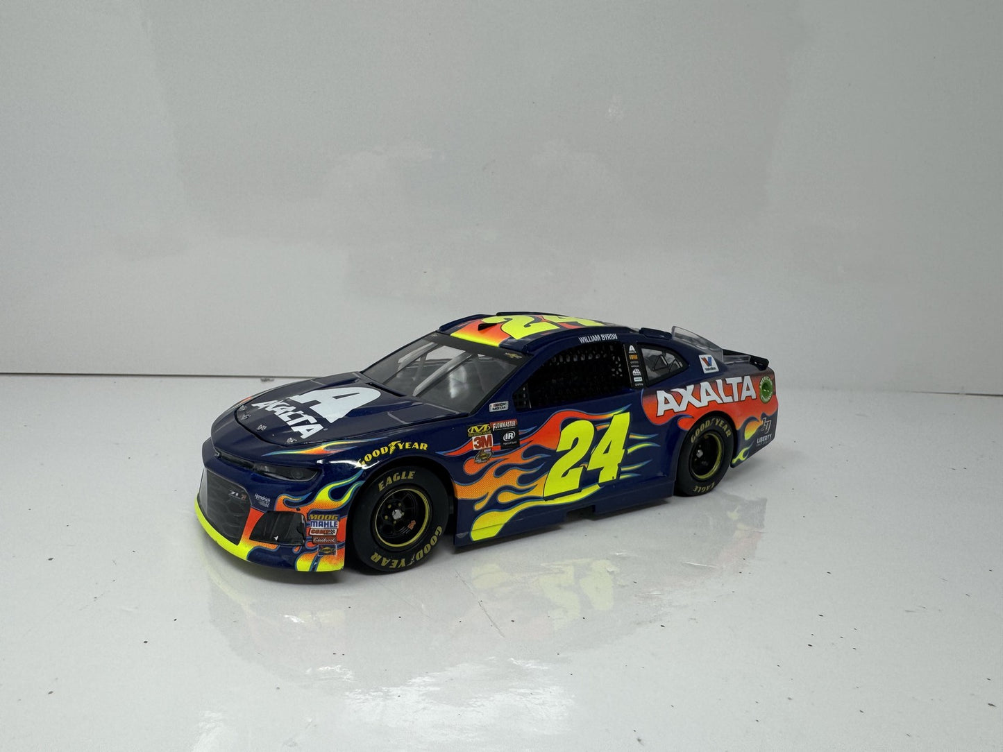 Lionel NASCAR William Byron #24 Axalta 2018 Chevrolet Camaro 1:24 Diecast