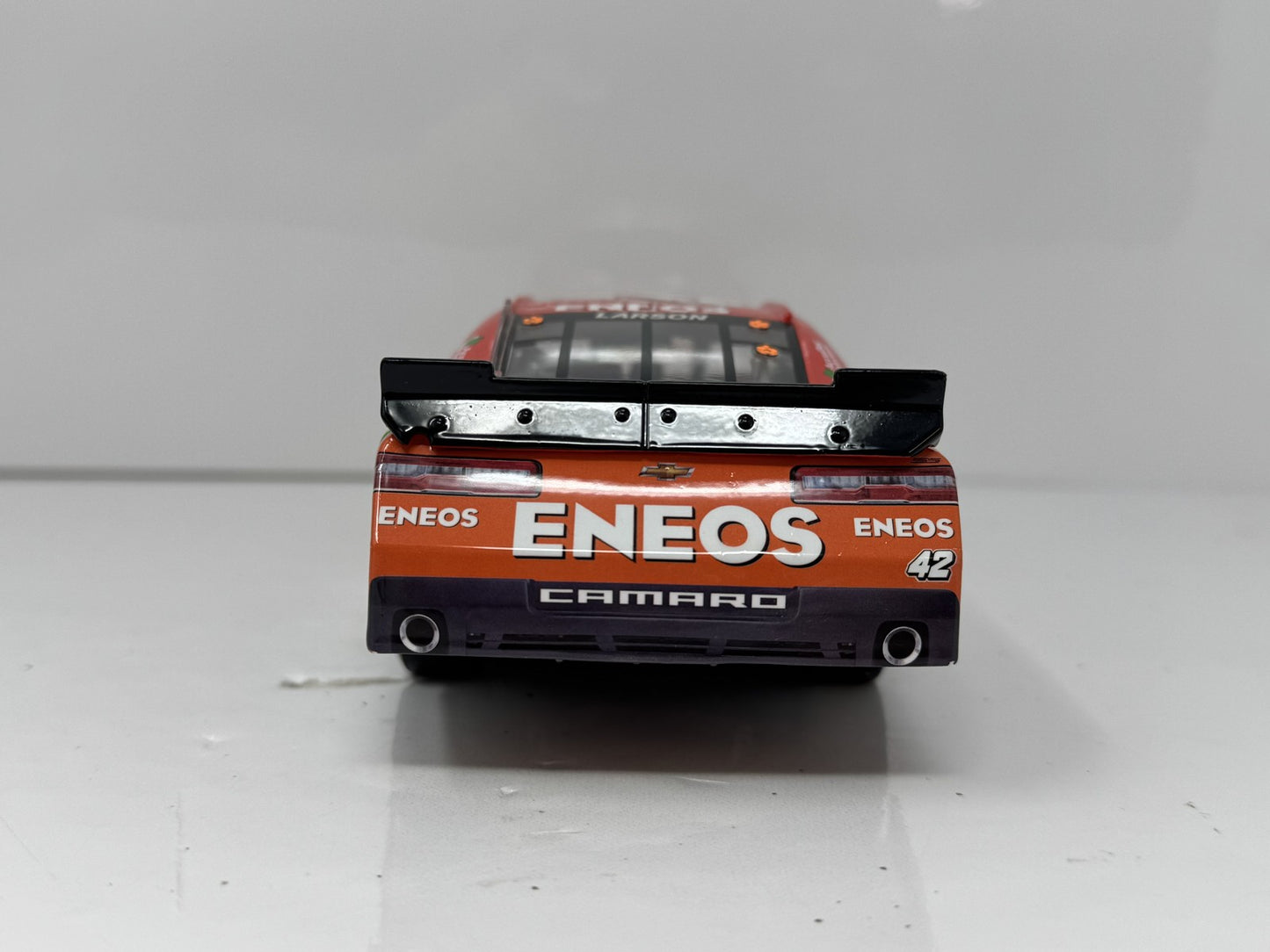 Lionel NASCAR Kyle Larson #42 ENEOS 2018 Chevy Camaro Autographed 1:24 Diecast