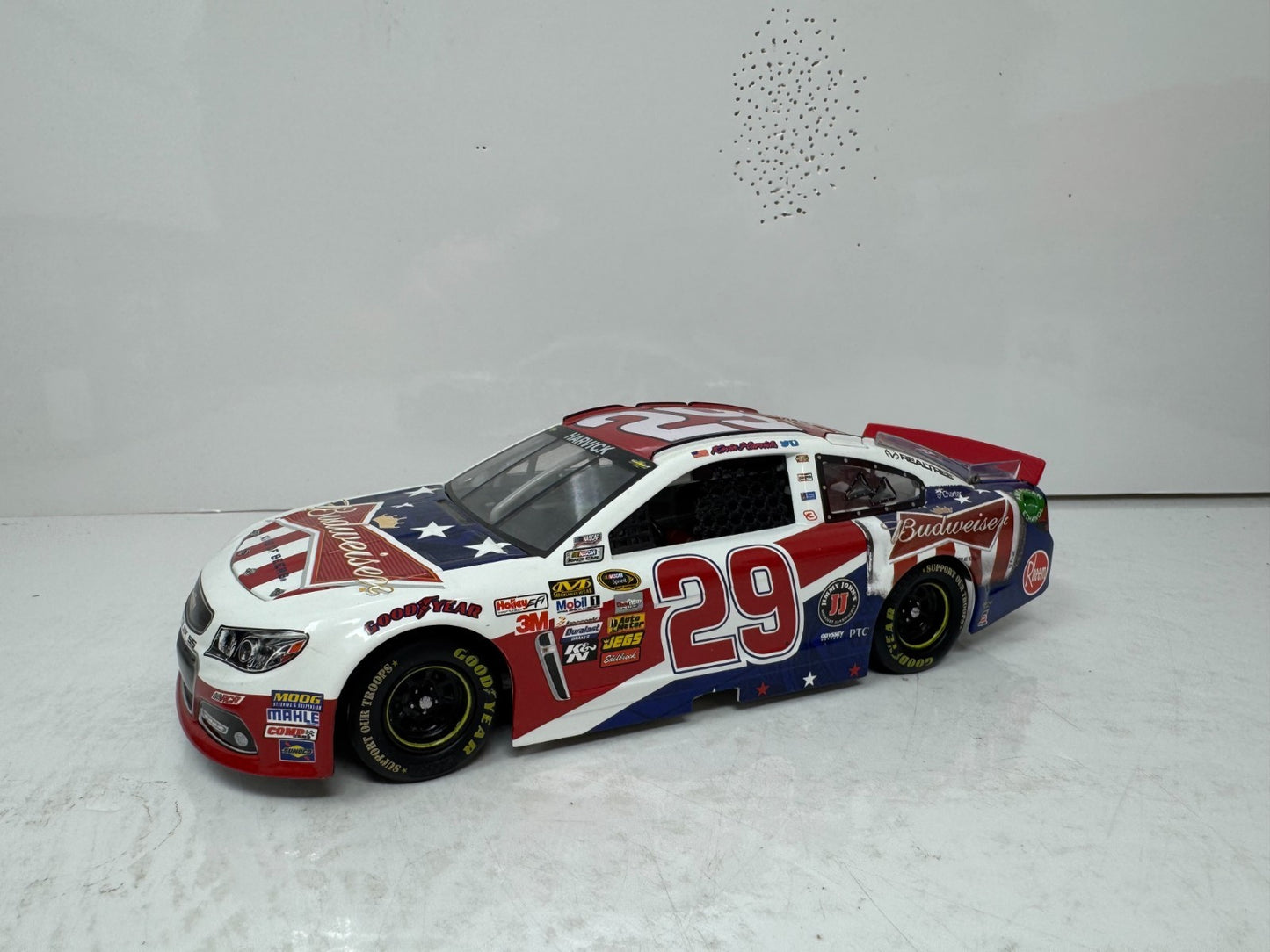 Lionel Nascar #29 Kevin Harvick Budweiser Salutes 2013 Chevy SS 124 Diecast