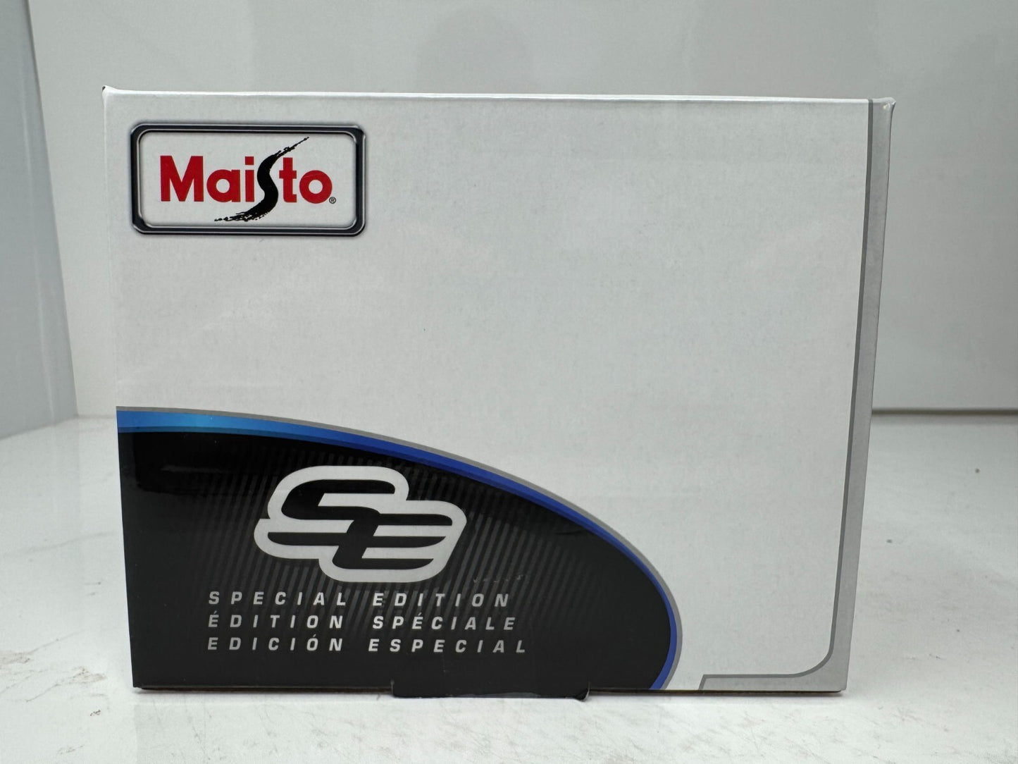 Maisto 1974 Chevrolet C10 Cheyenne Super Special Edition 1:18 Diecast