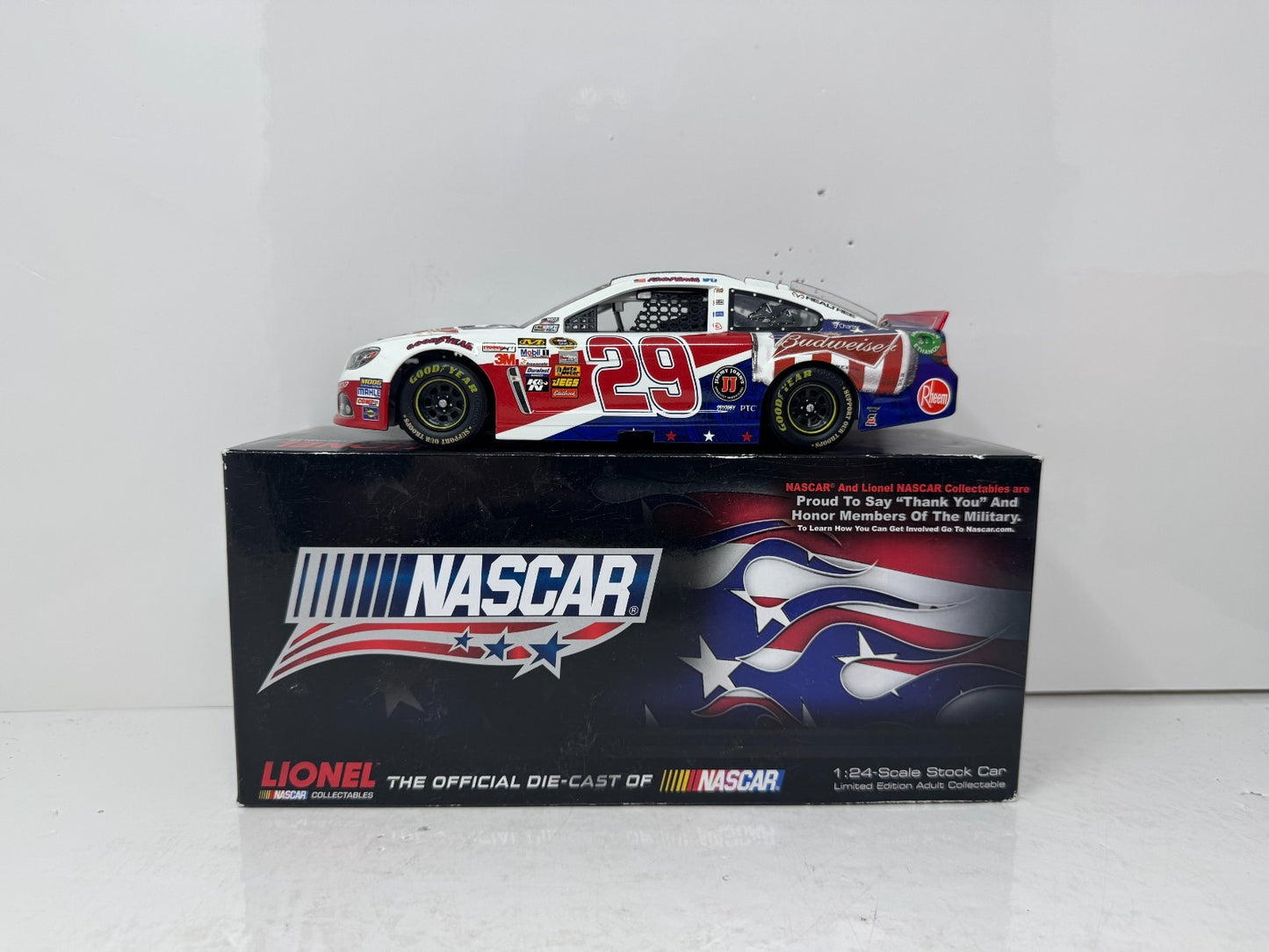 Lionel Nascar #29 Kevin Harvick Budweiser Salutes 2013 Chevy SS 124 Diecast