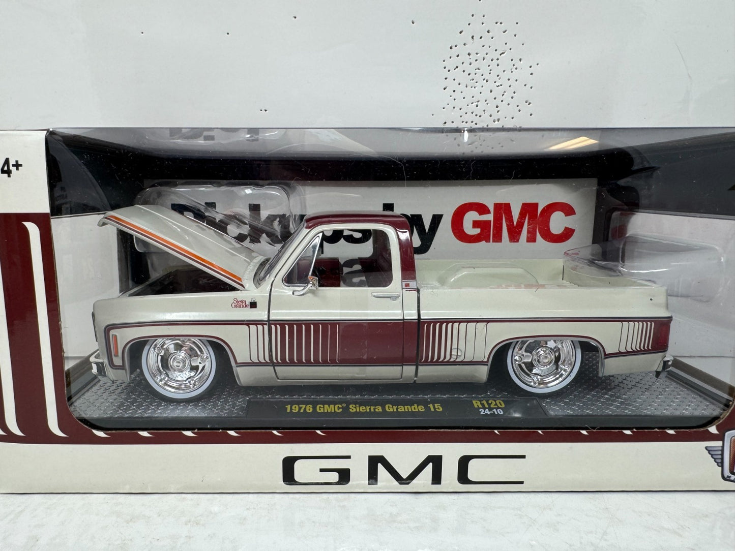 M2 Machines 1976 GMC Sierra Grande 15 1:24 Diecast