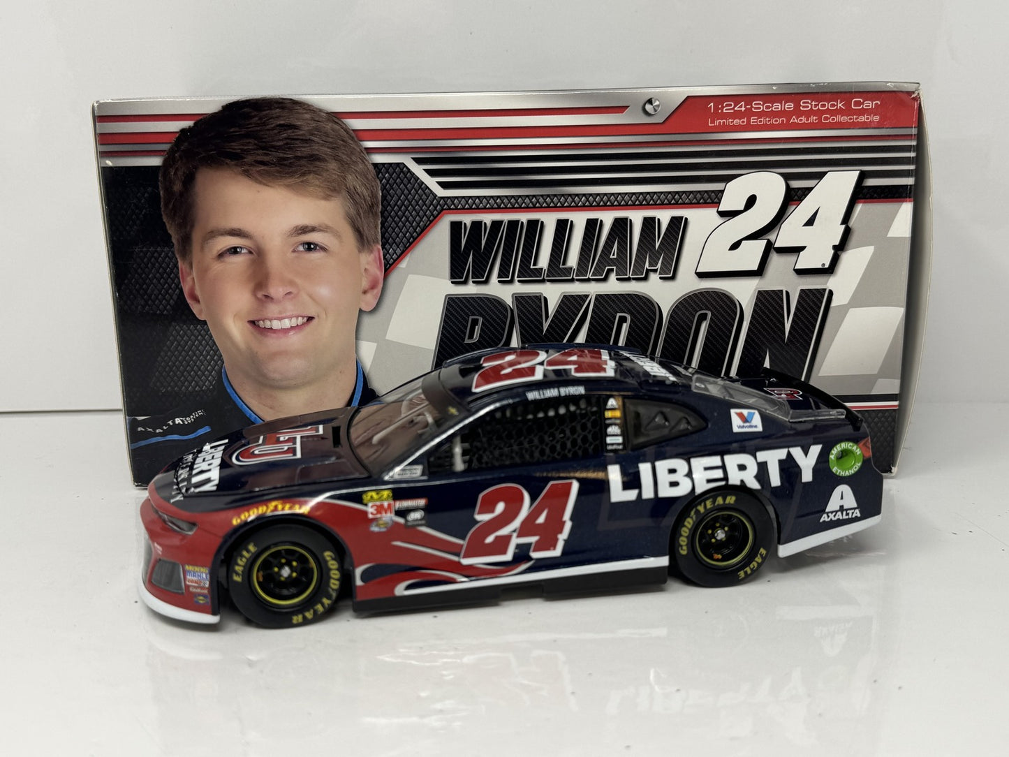 Lionel NASCAR William Byron #24 Liberty University 2018 Chev Camaro 1:24 Diecast