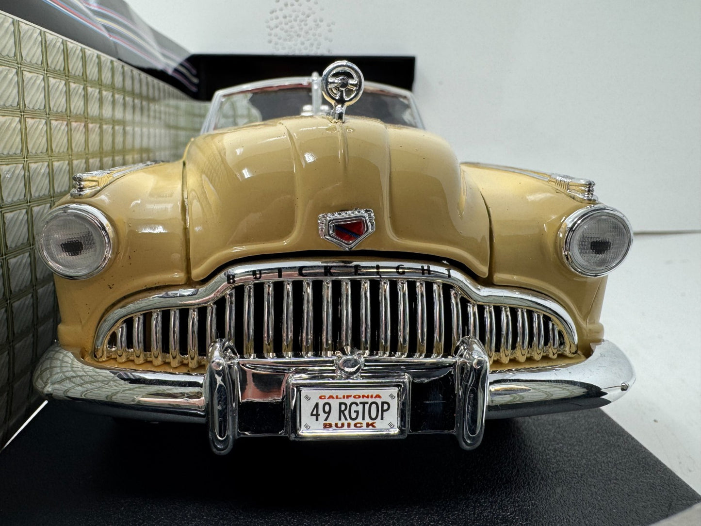 Motormax 1949 Buick Roadmaster Convertible 1:18 Diecast Yellow