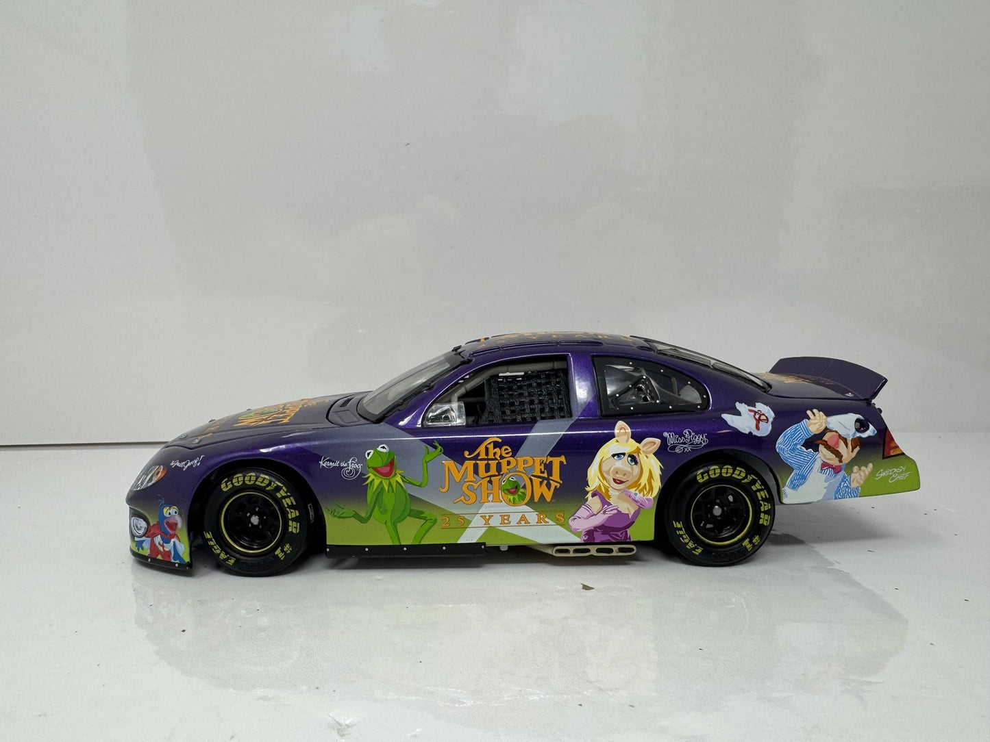 Action Nascar The Muppet Show Anniversary Car 2002 Dodge Intrepid 1:24 Diecast