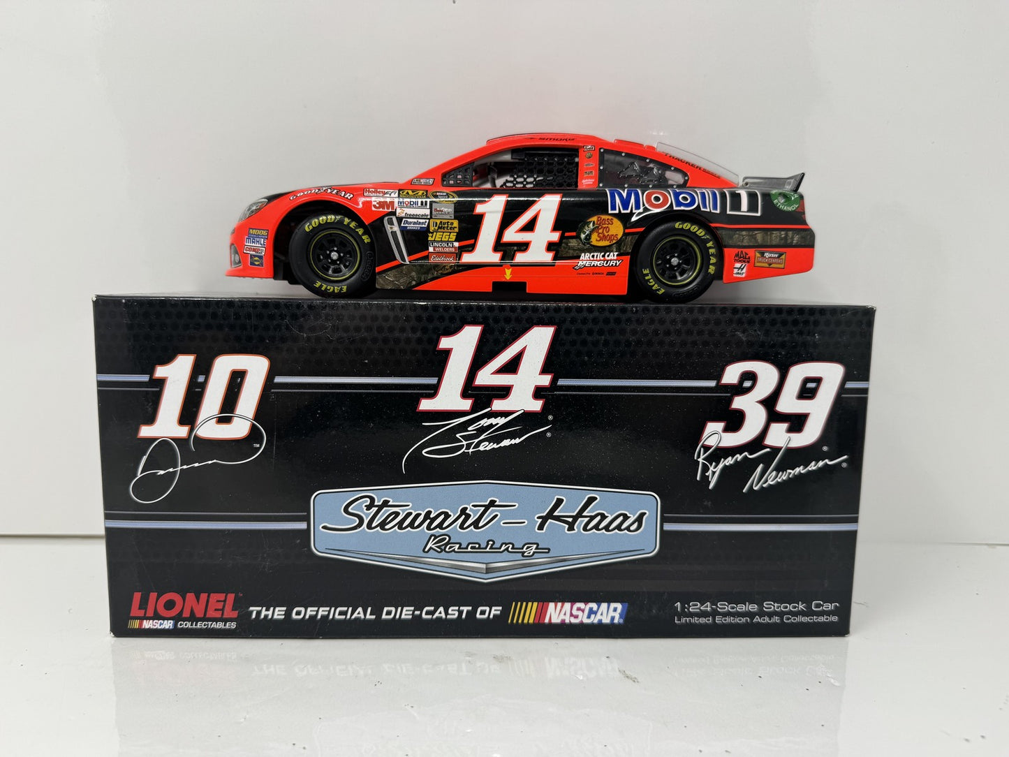 Lionel NASCAR Tony Stewart #14 Bass Pro Shops Orange 2013 Chevy SS 1:24 Diecast