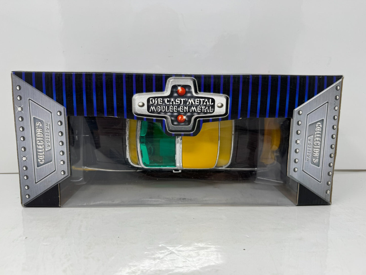 Yat Ming Road Signature 1955 Ford Fairlane Crown Victoria 1:18 Diecast