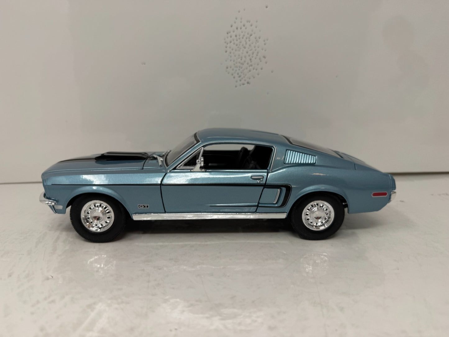 Maisto 1968 Ford Mustang GT Cobra Jet 1:18 Diecast Special Edition