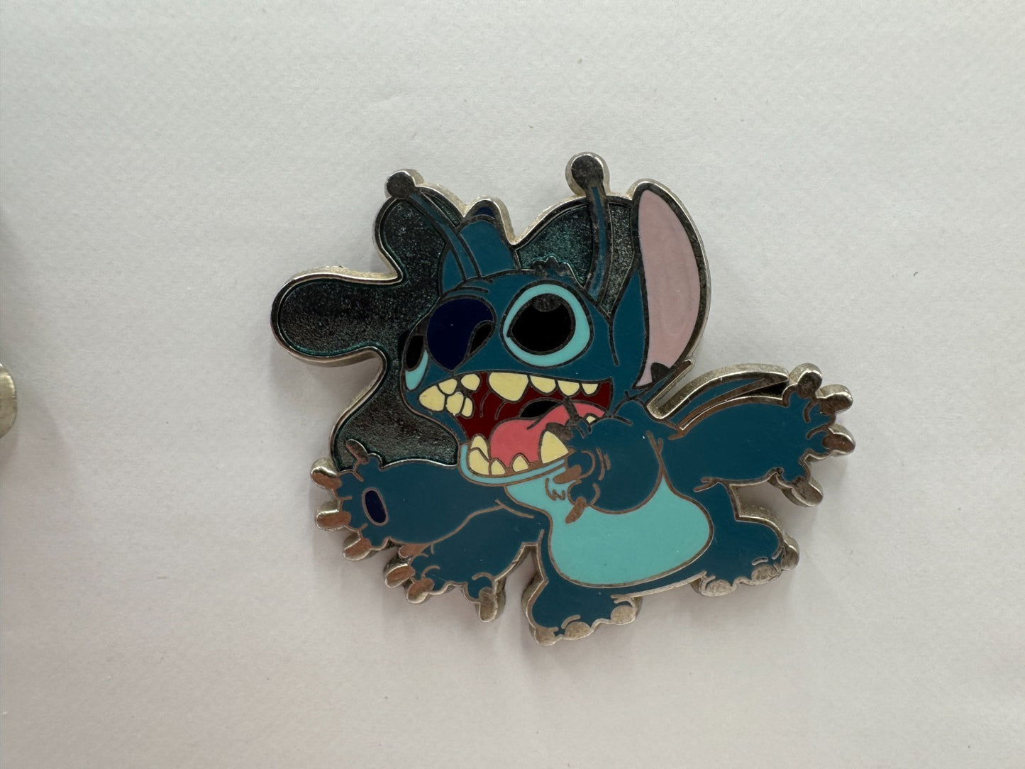 Disney Stitch with 4 Arms Deluxe Pin & Red Lanyard Starter Trading Pin DC1S9