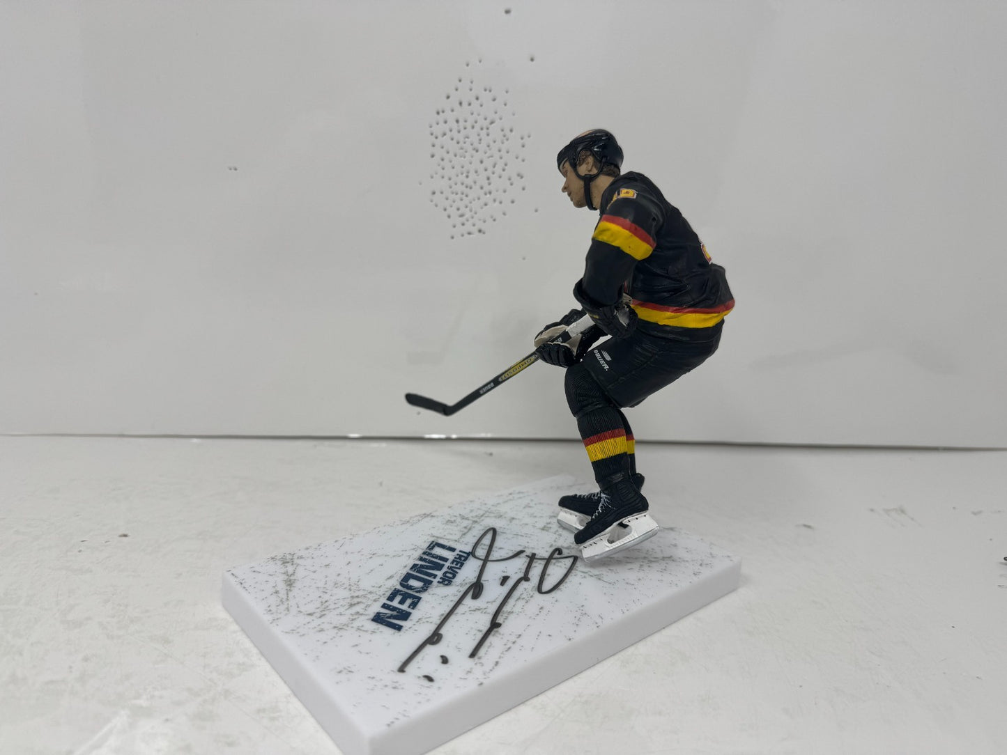 McFarlane NHL Trevor Linden Vancouver Canucks Figure Auto Signed