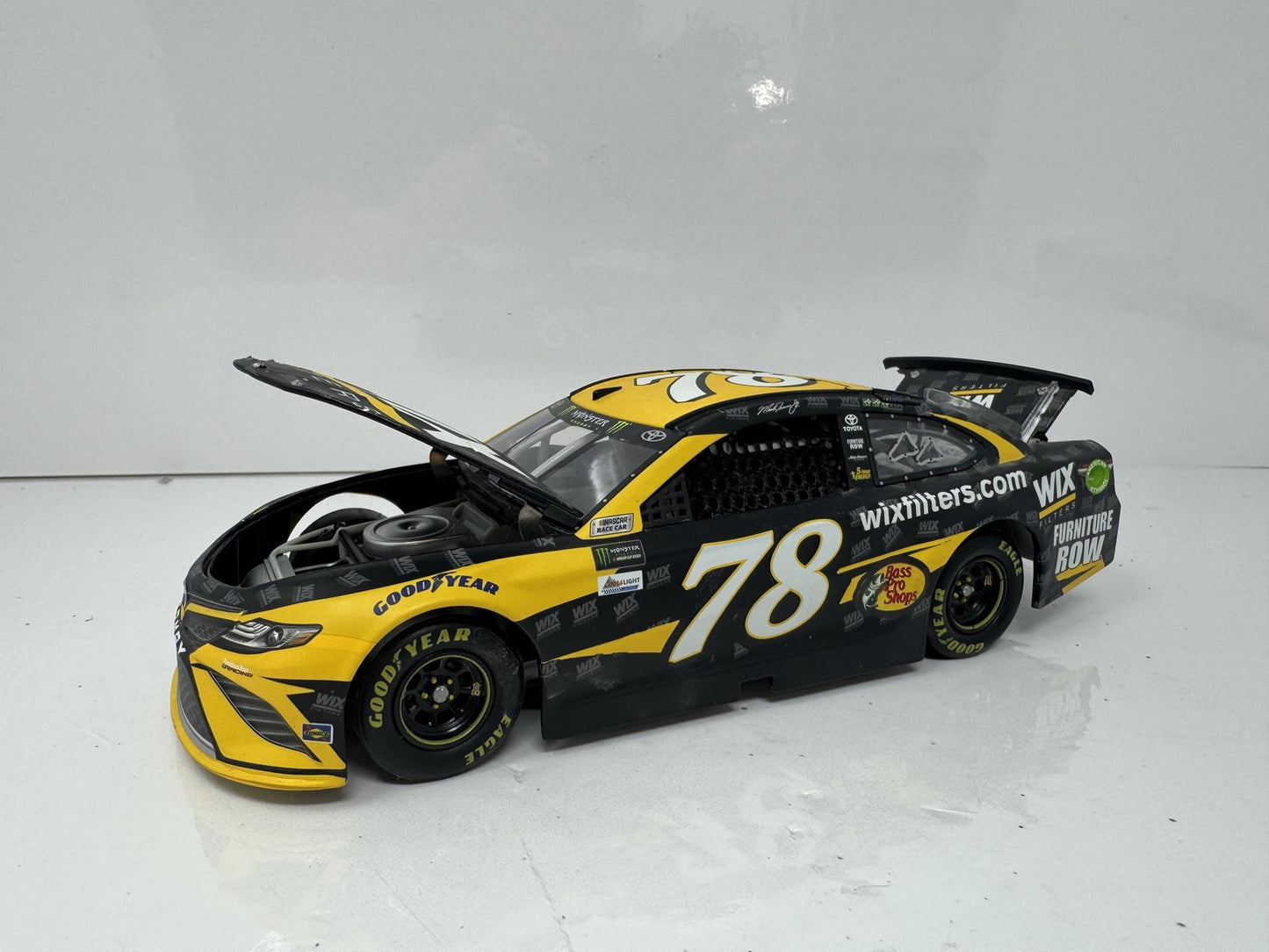 Lionel NASCAR Martin Truex Jr. #78 Wix Filters 2017 Toyota Camry 1:24 Diecast