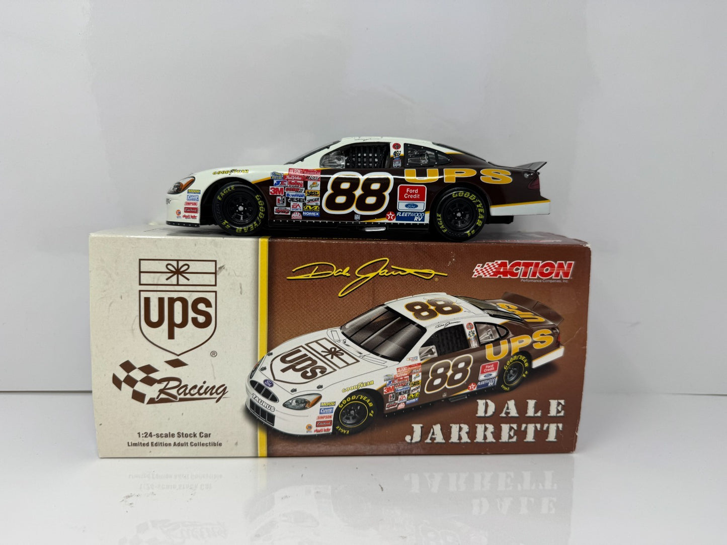 Action NASCAR Dale Jarrett #88 UPS 2001 Ford Taurus 1:24 Diecast