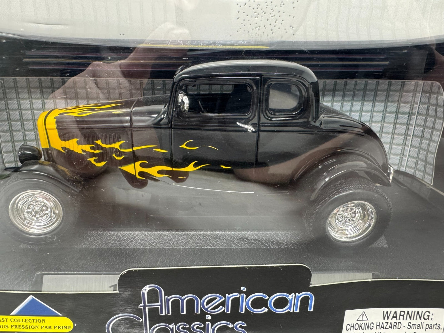 Motormax 1932 Ford Coupe Hot Rod Black w/ Flames 1:18 Diecast Car