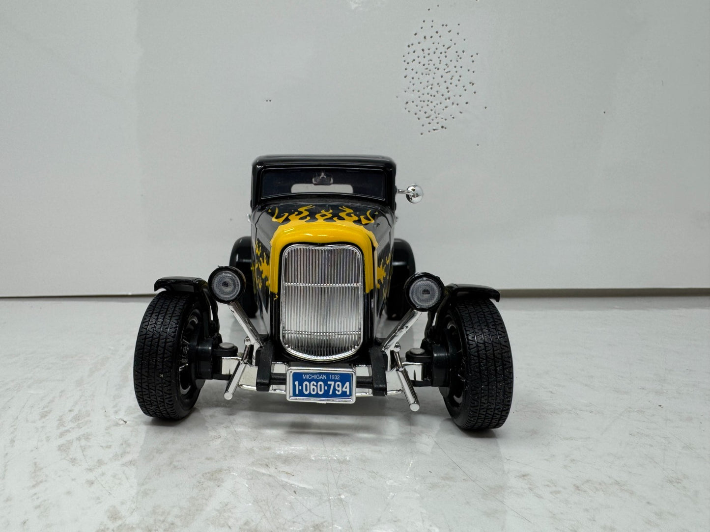 Motormax 1932 Ford Coupe Hot Rod Black w/ Flames 1:18 Diecast Car