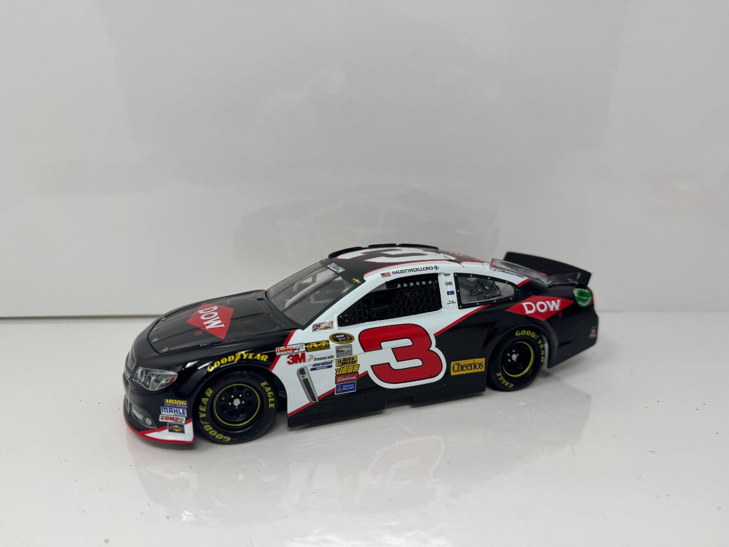 Lionel NASCAR Austin Dillon #3 Dow Automotive 2014 Chevrolet SS 1:24 Diecast
