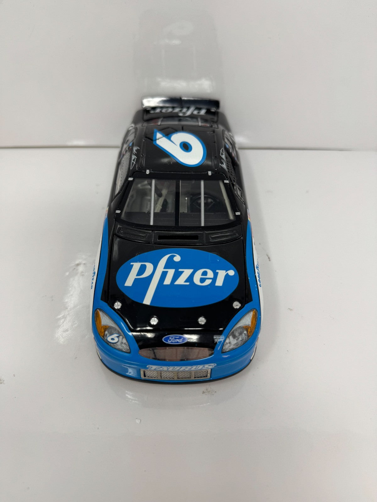Team Caliber NASCAR Mark Martin #6 Pfizer 2003 Ford Taurus 1:24 Diecast