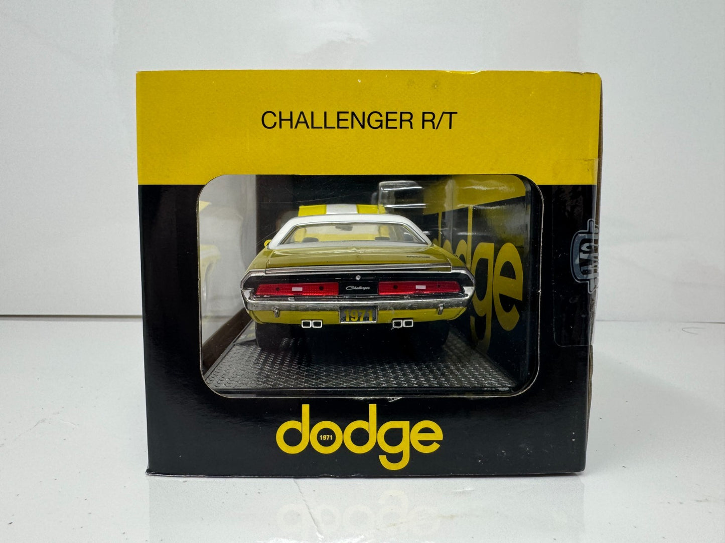 M2 Machines 1971 Dodge Challenger R/T 383 1:24 Diecast