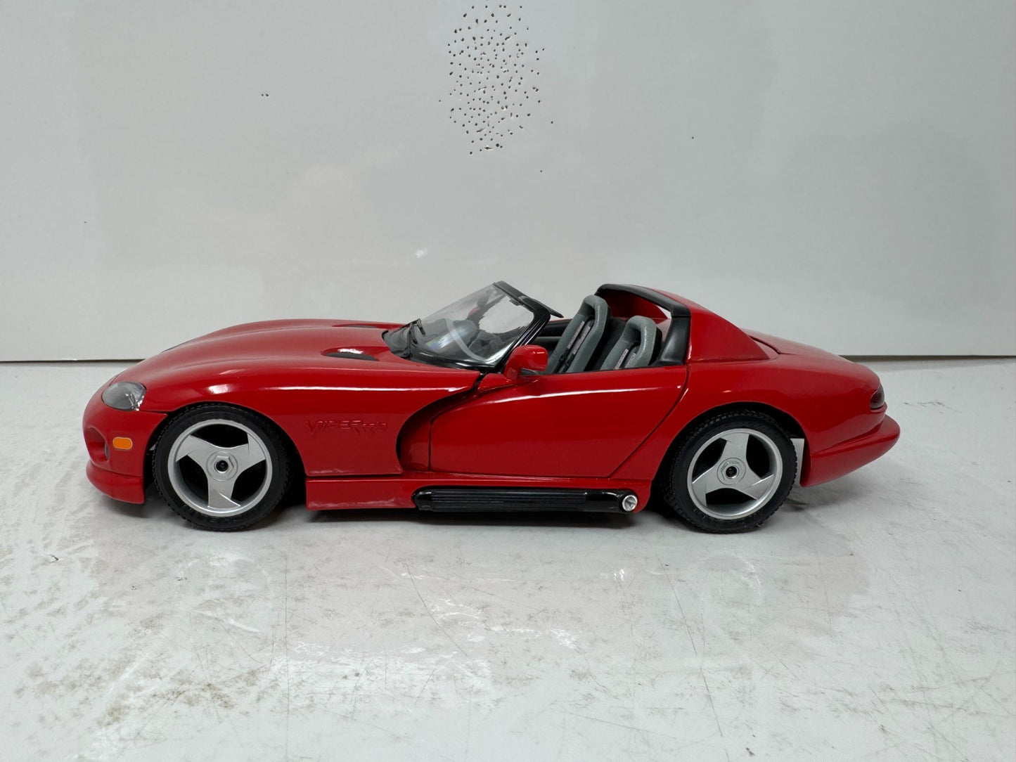 Bburago 1992 Dodge Viper RT/10 1:18 Diecast Gold Collection