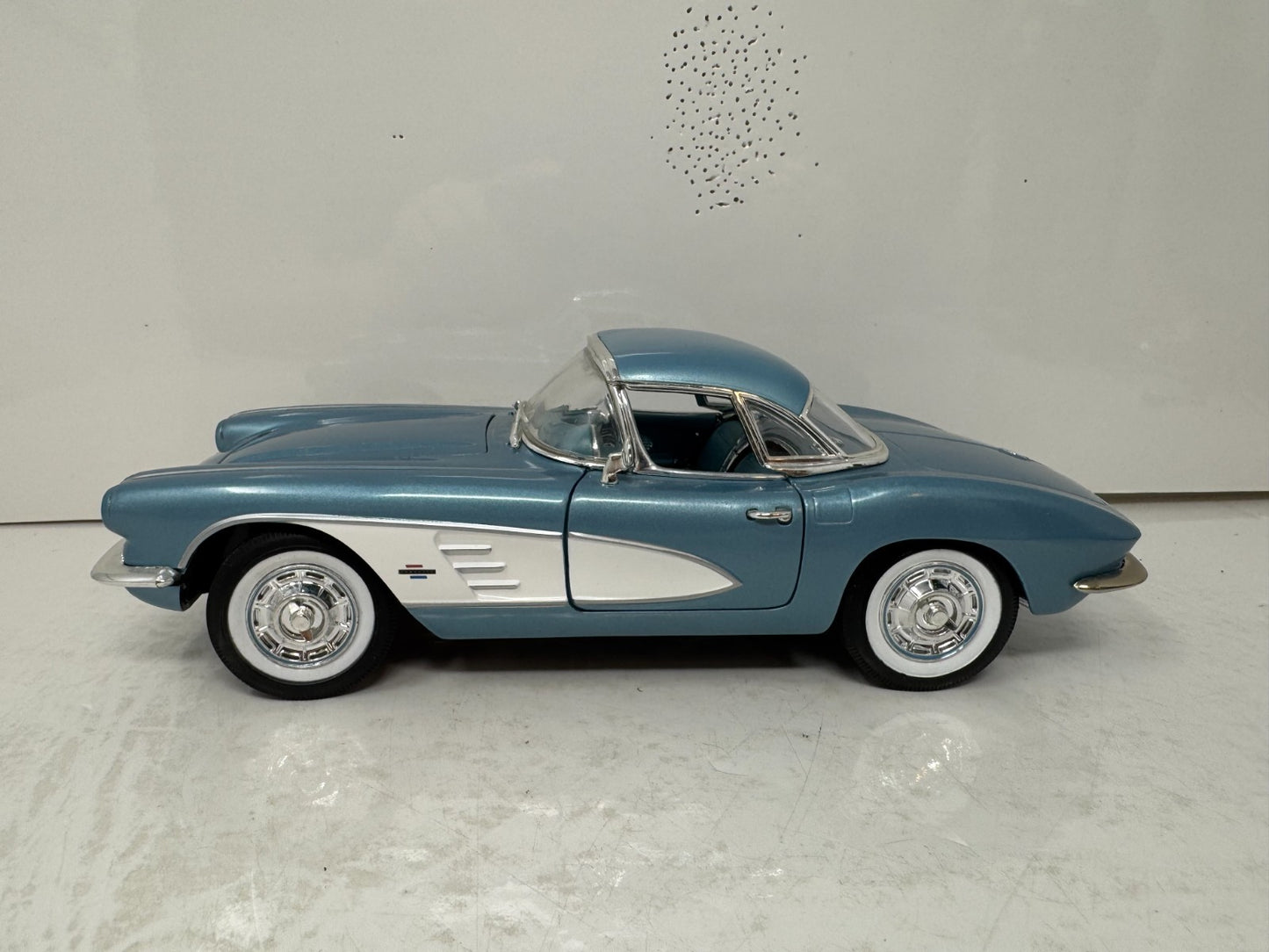 Ertl American Muscle 1961 Chevrolet Corvette 1:18 Diecast