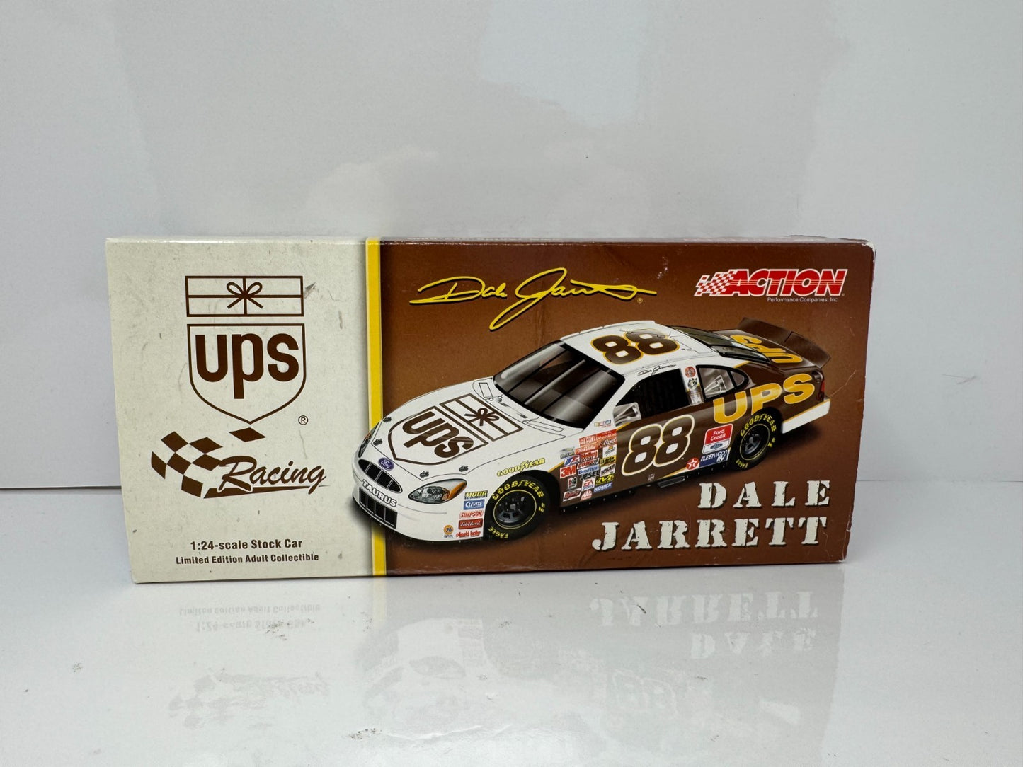 Action NASCAR Dale Jarrett #88 UPS 2001 Ford Taurus 1:24 Diecast