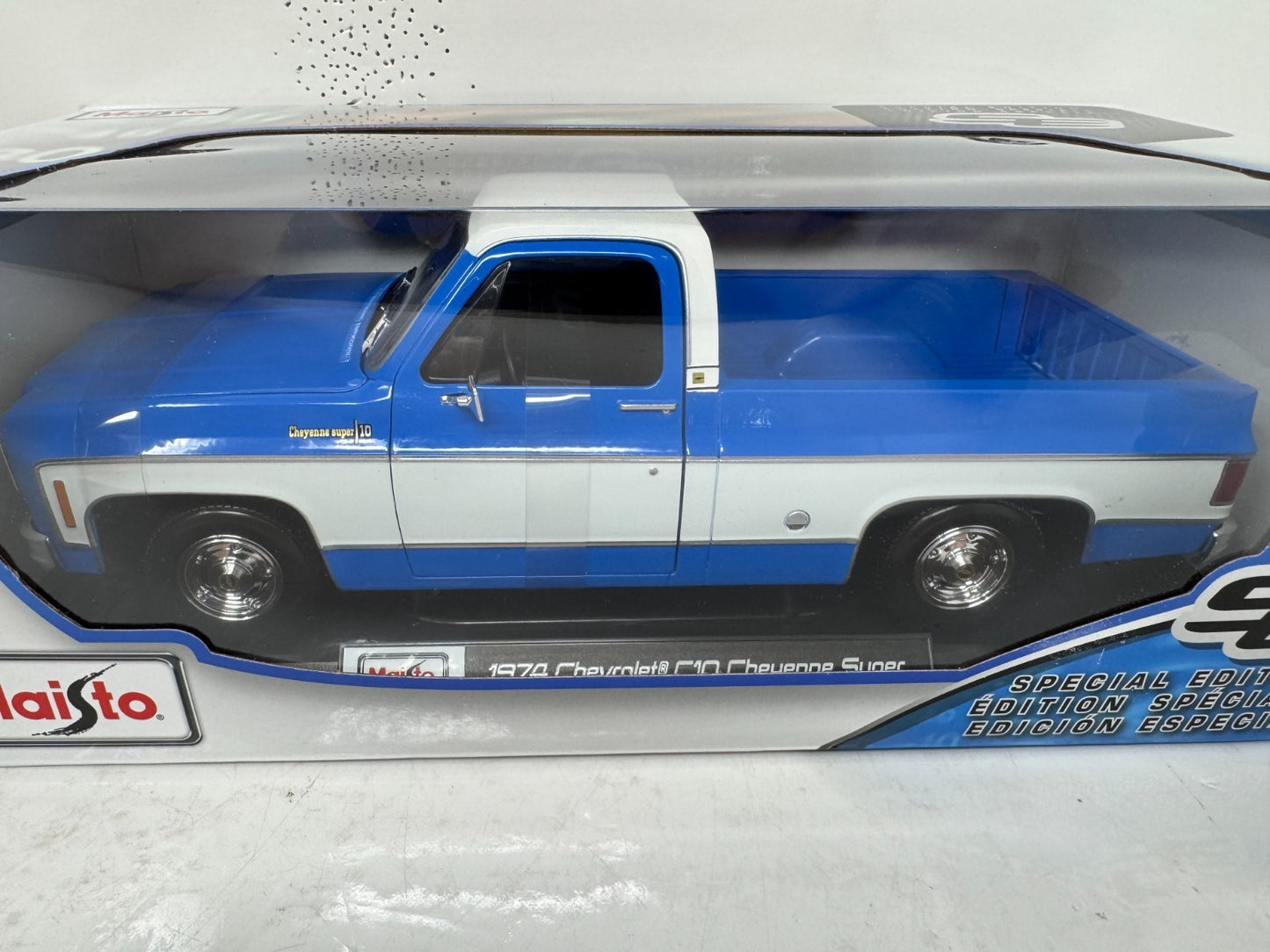 Maisto 1974 Chevrolet C10 Cheyenne Super Squarebody Special Edition 1:18 Diecast
